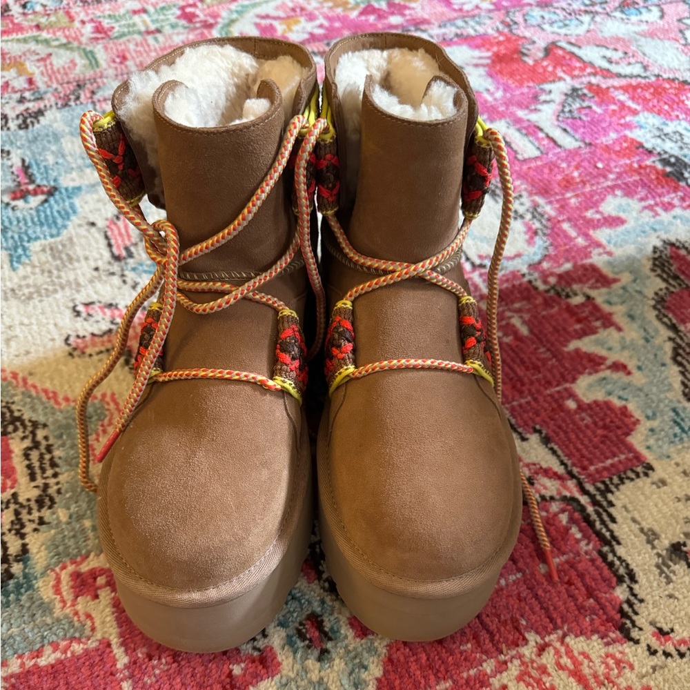 Never been worn super rare Uggs! Y2K vibes for sure!